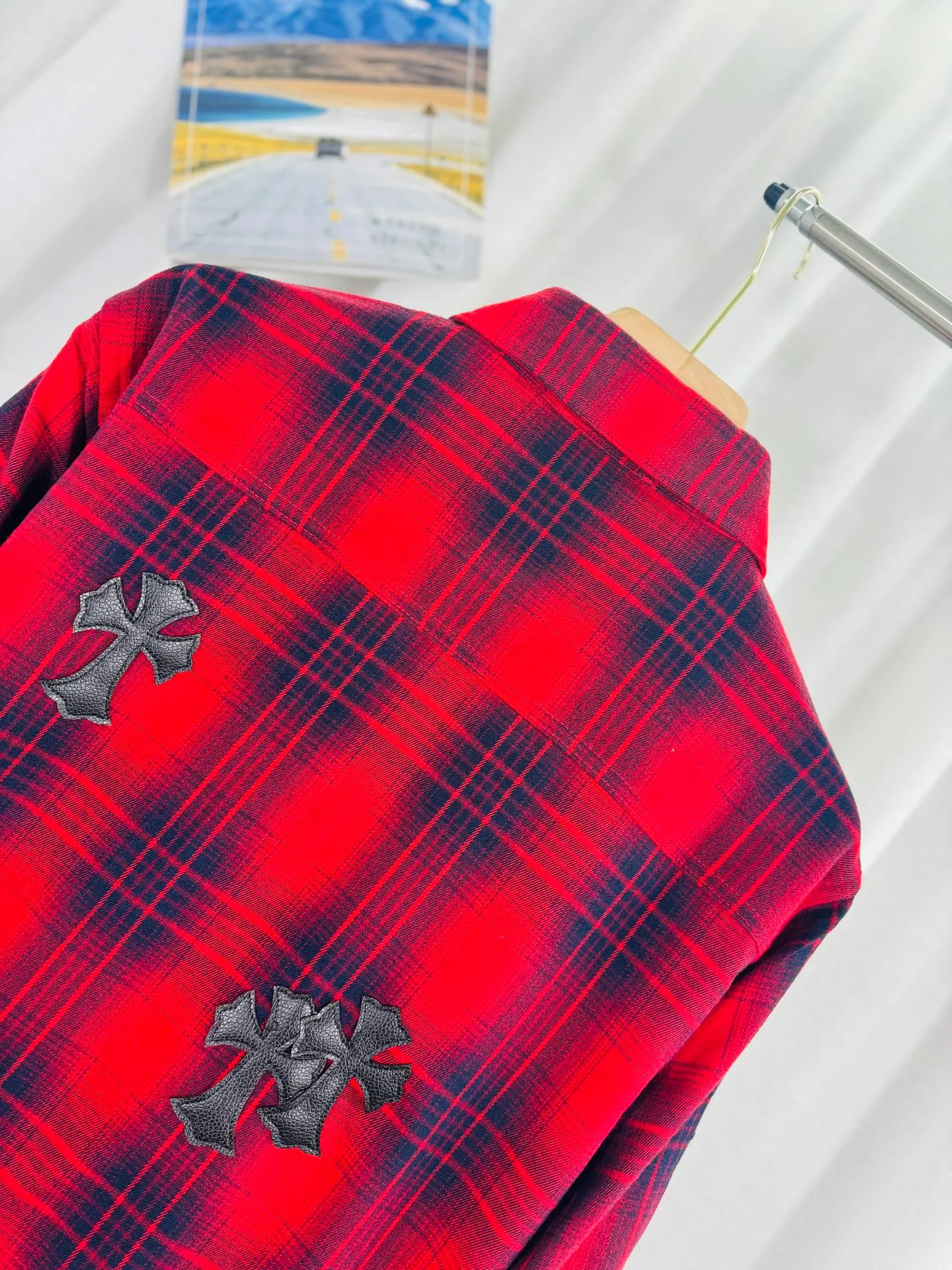 P250 top version, real shot without P, ​​different from market currency) 𝗖𝗵𝗿𝗼𝗺𝗲 𝗛𝗲𝗮𝗿𝘁𝘀/Cro Xin 2025 leather plaid shirt Accessories: Original model-opening collar label ➕100% silk wash water label. Genuine purchase-grade original hangtag➕matching hanging rope➕3D hanging beads➕original packaging bag. Craftsmanship: The original version has consistent wiring! The highest version of the armhole matching technique! Color: Red Black Size: S M L XL Style No.: 8001